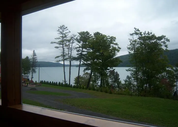 Cobblescote On The Lake